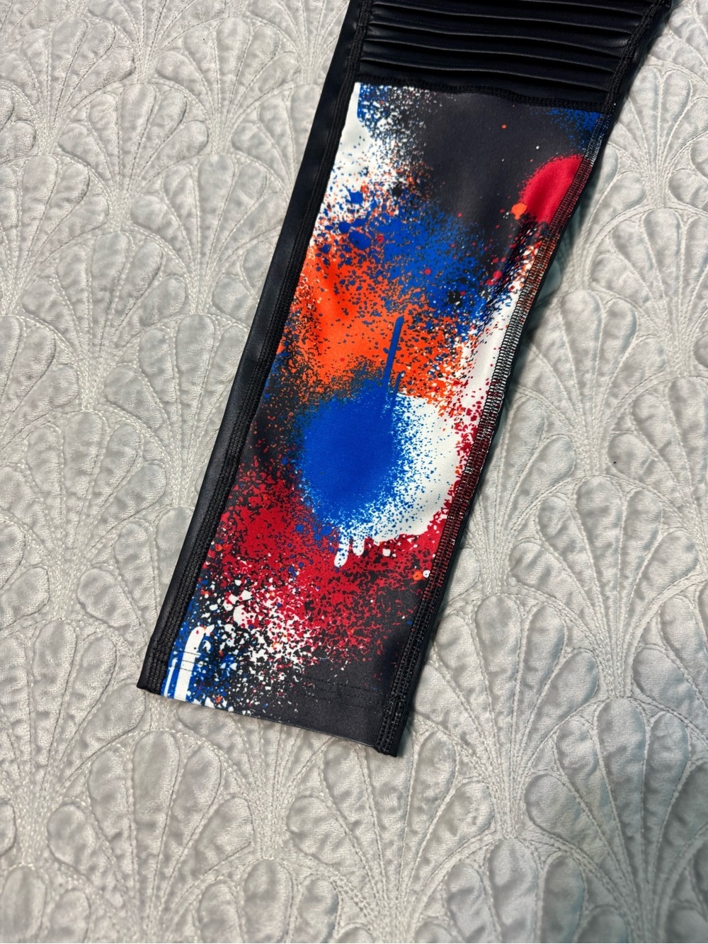 Zumba Fitness Must Move Ankle Leggings Black, Red, Blue & White Spray Print XL - Picture 2 of 10